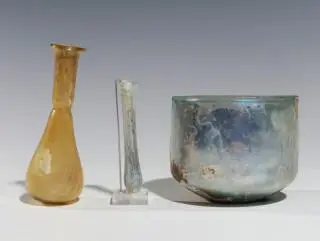 Three Roman glass objects, ca. 1st - 4th century CE – kavel bij Veilinggebouw De Zwaan, Amsterdam