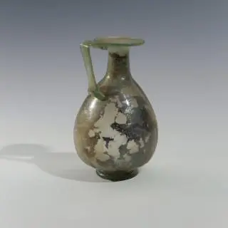 A Roman green glass flask, 1st - 3rd century CE – kavel bij Veilinggebouw De Zwaan, Amsterdam