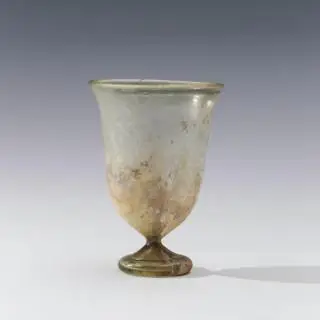 A Roman green glass goblet, 1st - 3rd century CE – kavel bij Veilinggebouw De Zwaan, Amsterdam
