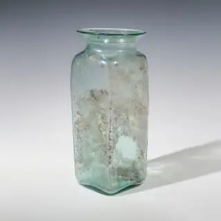 A large Roman green translucent square jar, 1st - 2nd century CE – kavel bij Veilinggebouw De Zwaan, Amsterdam