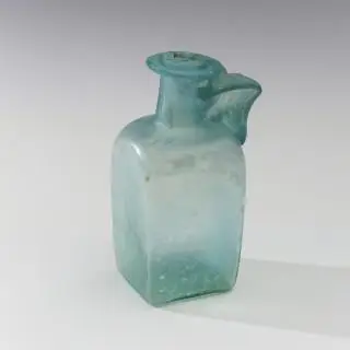 A Roman green-blue square jug, 2nd - 4th century CE – kavel bij Veilinggebouw De Zwaan, Amsterdam