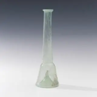 A Roman green glass unguentarium, 1st - 3rd century CE – kavel bij Veilinggebouw De Zwaan, Amsterdam