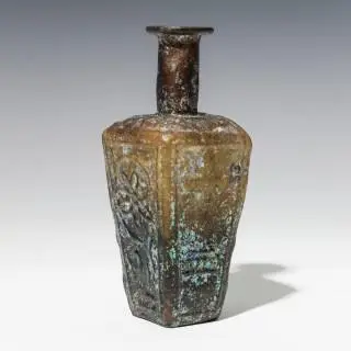 A square brown glass bottle, East Medetteranian-Roman, 5th-6th century CE – kavel bij Veilinggebouw De Zwaan, Amsterdam