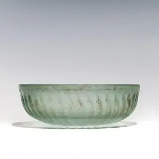 A fine Roman translucent pale green glass ribbed bowl, 1st - 2nd century CE – kavel bij Veilinggebouw De Zwaan, Amsterdam