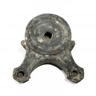 A Roman bronze oil lamp with two nozzles, 1st-2nd century CE – kavel bij Veilinggebouw De Zwaan, Amsterdam
