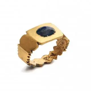 A Roman gold children's ring set with a blue agate, 3rd - 5th BCE – kavel bij Veilinggebouw De Zwaan, Amsterdam