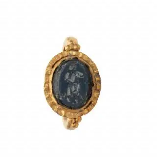 A Roman gold ring set with a blue cut stone, ca. 2nd - 3rd century CE – kavel bij Veilinggebouw De Zwaan, Amsterdam