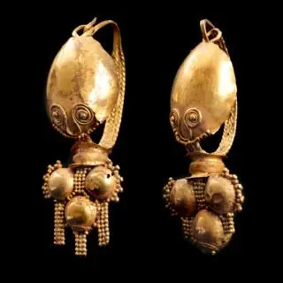 A pair of Roman gold shield shaped ear hangers, Eastern Mediterranean, 2nd - 3rd century CE – kavel bij Veilinggebouw De Zwaan, Amsterdam