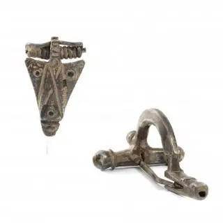 Two Roman silver fibula, 3rd - 5th century CE – kavel bij Veilinggebouw De Zwaan, Amsterdam