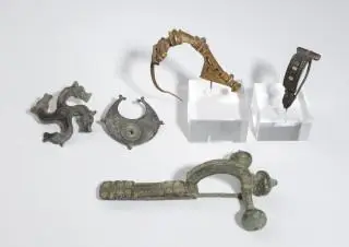 Five Roman bronze fibula, ca. 1st - 4th century CE – kavel bij Veilinggebouw De Zwaan, Amsterdam