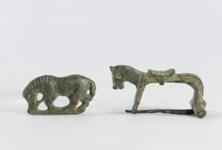 Two Roman bronze fibula, 1st - 3rd century CE in the form of horses – kavel bij Veilinggebouw De Zwaan, Amsterdam