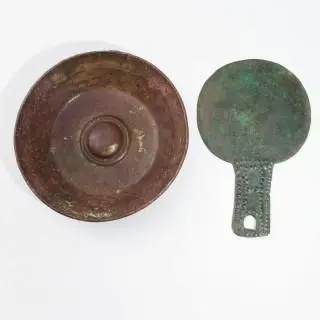 A Roman bronze silver plaited mirror and a bronze libation dish, 1st - 2nd century CE – kavel bij Veilinggebouw De Zwaan, Amsterdam