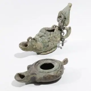 Two bronze Roman oil lamps, 1st - 4th century CE – kavel bij Veilinggebouw De Zwaan, Amsterdam