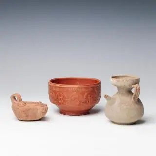 A grey Roman terracotta oil lamp filler flask, a terra sigilata bowl and an oil lamp, ca. 2nd-3rd century CE – kavel bij Veilinggebouw De Zwaan, Amsterdam