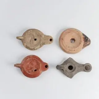 A collection of four various Roman terracotta oil lamps, ca. 1st - 6th century CE – kavel bij Veilinggebouw De Zwaan, Amsterdam