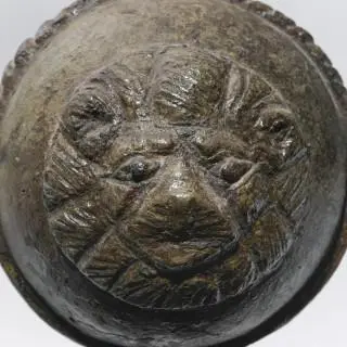 A Roman bronze decorative element showing a lions head in high relief, ca. 2nd century CE – kavel bij Veilinggebouw De Zwaan, Amsterdam