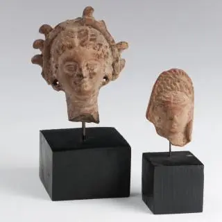Two Roman terracotta female heads and a metal fragment, ca. 1st - 5th century CE – kavel bij Veilinggebouw De Zwaan, Amsterdam