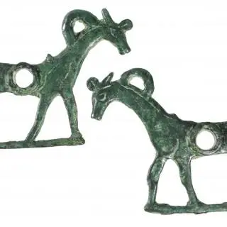 Two Luristan bronze horse bit-guards, ca. 1000-800 BCE – kavel bij Veilinggebouw De Zwaan, Amsterdam
