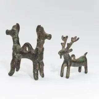 Luristan, a bronze horse bit-guard in the shape of a double horse and a deer amulet figure, ca. 1000-800 BCE – kavel bij Veilinggebouw De Zwaan, Amsterdam