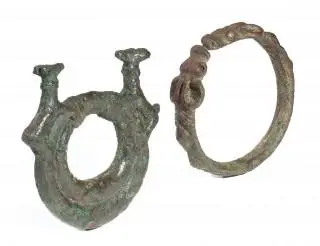 Luristan, a bronze bracelet and a horse bit-guard, ca. 8th - 7th century BCE – kavel bij Veilinggebouw De Zwaan, Amsterdam