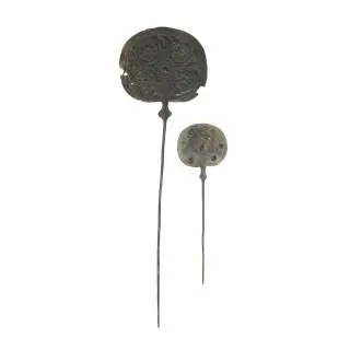 Luristan, two bronze disc shaped clothing pins, ca. 800 BCE – kavel bij Veilinggebouw De Zwaan, Amsterdam