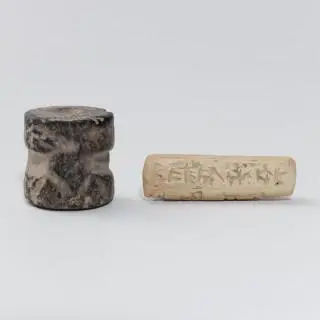 A Babylonian terracotta seal with cuneiform, ca. 1900 - 1600 BCE and Sumerian chlorite smaller cylinder seal, ca. 3200 - 2900 BCE – kavel bij Veilinggebouw De Zwaan, Amsterdam