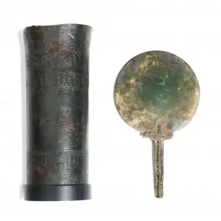 A bronze Assyrian cilindrical vase, ca. 1100 BCE and a bronze mirror, Luristan, ca. 6th - 4th century BCE – kavel bij Veilinggebouw De Zwaan, Amsterdam