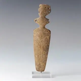 Central Europe, Danau area, Late Neoliticum, Gumelnita culture, a rare flat bone violin shaped anthropomorphic idol, ca. 3500 BCE – kavel bij Veilinggebouw De Zwaan, Amsterdam