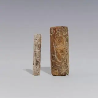 Mesopotamia, Djemet-Nasr, a alabaster cylinder seal showing geometrical patterns, 3000 BCE and Persia, a large quarts cylinder seal, ca. 2000 BCE – kavel bij Veilinggebouw De Zwaan