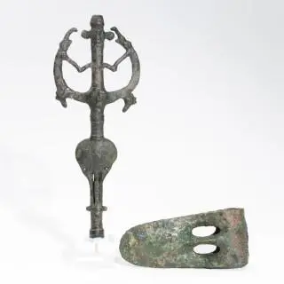 Luristan, a bronze Master of animals scepter, ca. 800 BCE and a bronze axe head, possibly Canaanite, ca. 2000 BCE – kavel bij Veilinggebouw De Zwaan, Amsterdam