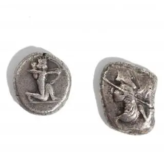 Lydia, Sardes, two silver minted Persian coins, one showing Darius I, 510 - 486 BCE the other from the period of Xerxes-Artaxerxes, 486-450 BCE – kavel bij Veilinggebouw De Zwaan, 