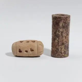 Babylonian serpentine stone cylinder seal, ca. 2000 - 1900 BCE and a Syria, clay seal, possibly 4th Mill. BCE – kavel bij Veilinggebouw De Zwaan, Amsterdam