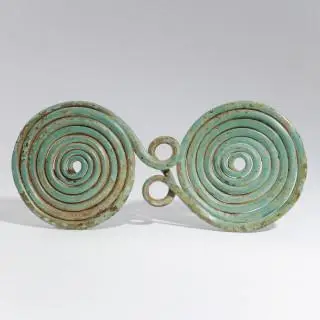 A fine large Greek-Etruscian bronze spiral broche-fibula, ca. 8th - 7th century BCE – kavel bij Veilinggebouw De Zwaan, Amsterdam