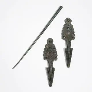 A pair of bronze Etruscan belt hooksca. 7th - 5th BCE and a Roman bronze needle, ca. 4th - 1st century BCE – kavel bij Veilinggebouw De Zwaan, Amsterdam