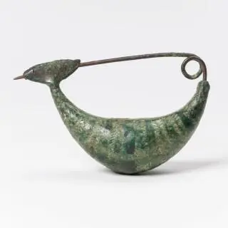 An Etruscan large Villanovan bronze fibula, a fibula sanguisuga, ca. 7th century BCE – kavel bij Veilinggebouw De Zwaan, Amsterdam