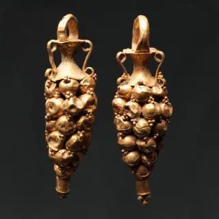 A pair of Greek gold ear ornamants in the shape of a grape-amphora, ca. 400 BCE – kavel bij Veilinggebouw De Zwaan, Amsterdam
