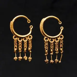 A pair of Greek gold ear rings, Hellenistic Period, ca. 3rd - 2nd century BCE – kavel bij Veilinggebouw De Zwaan, Amsterdam