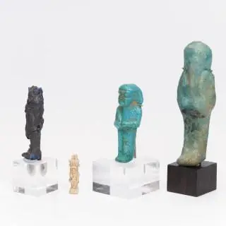 Egypt, two blue faience Ushabti, an amulet and a fragment of a amulet figure, Late Period – kavel bij Veilinggebouw De Zwaan, Amsterdam