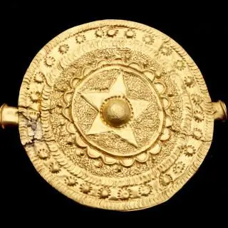 A Greek gold circular pendant, ca. 8th-7th century BCE – kavel bij Veilinggebouw De Zwaan, Amsterdam