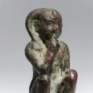 Egypt, Saite Period, ca. 664 - 525 BCE, a bronze sculpture of a kneeling Harpocratus – kavel bij Veilinggebouw De Zwaan, Amsterdam
