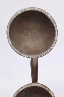 P.N. Guinea, Massim, a double dish with a bridge as a handle – kavel bij Veilinggebouw De Zwaan, Amsterdam