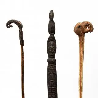 Papua New Guinea, two cassowary bone lime sticks – kavel bij Veilinggebouw De Zwaan, Amsterdam