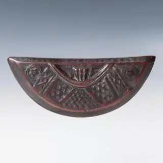 D.R. Congo, Kuba, a fine wooden crescent-shaped tukula box – kavel bij Veilinggebouw De Zwaan, Amsterdam