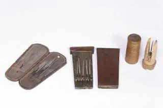 Indonesia, Bali, a two wooden containers and Sumatra, Batak, a bamboo container for cockfight knifes – kavel bij Veilinggebouw De Zwaan, Amsterdam