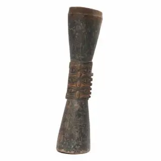 P.N. Guinea, Yuat River, Biwat, a drum, the central part with an 'eye'pattern and raised knobs, traces of red pigment – kavel bij Veilinggebouw De Zwaan, Amsterdam