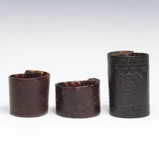 P.N. Guinea, three various turtle shell armlets – kavel bij Veilinggebouw De Zwaan, Amsterdam
