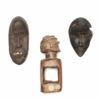 A collection of three African objects, consisting of a Dan miniature mask, a Liberia, Loma miniature mask with glass eyes, aluminium teeth, and a… – kavel bij Veilinggebouw De Zwaa