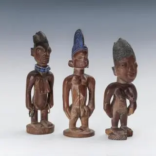 Nigeria, Yoruba, three Ibeji figures – kavel bij Veilinggebouw De Zwaan, Amsterdam