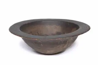 Nigeria, Nupe, a ceremonial wooden bowl, the rim with an incised pattern – kavel bij Veilinggebouw De Zwaan, Amsterdam