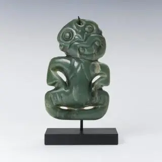Maori, nephrite tiki amulet – kavel bij Veilinggebouw De Zwaan, Amsterdam